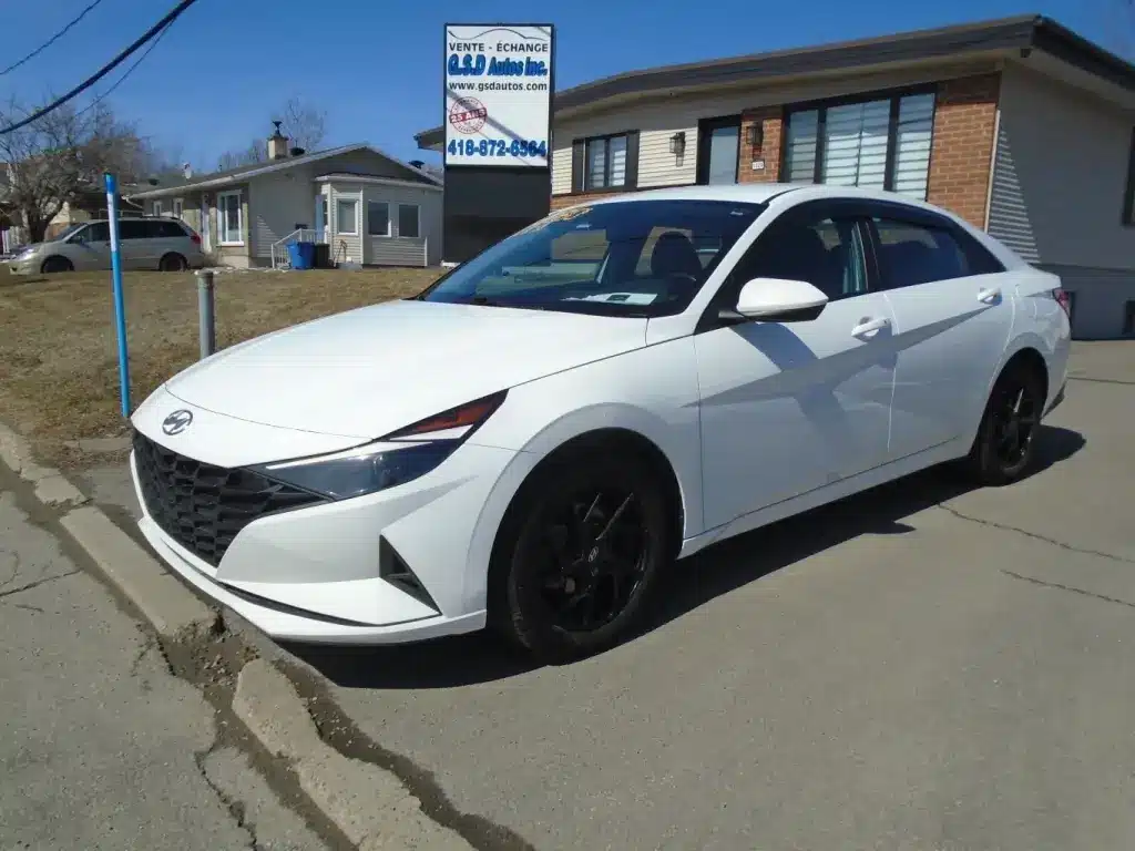Side view of the 2021 Hyundai Elantra, showcasing its dynamic profile, sleek body lines, and modern wheel design.